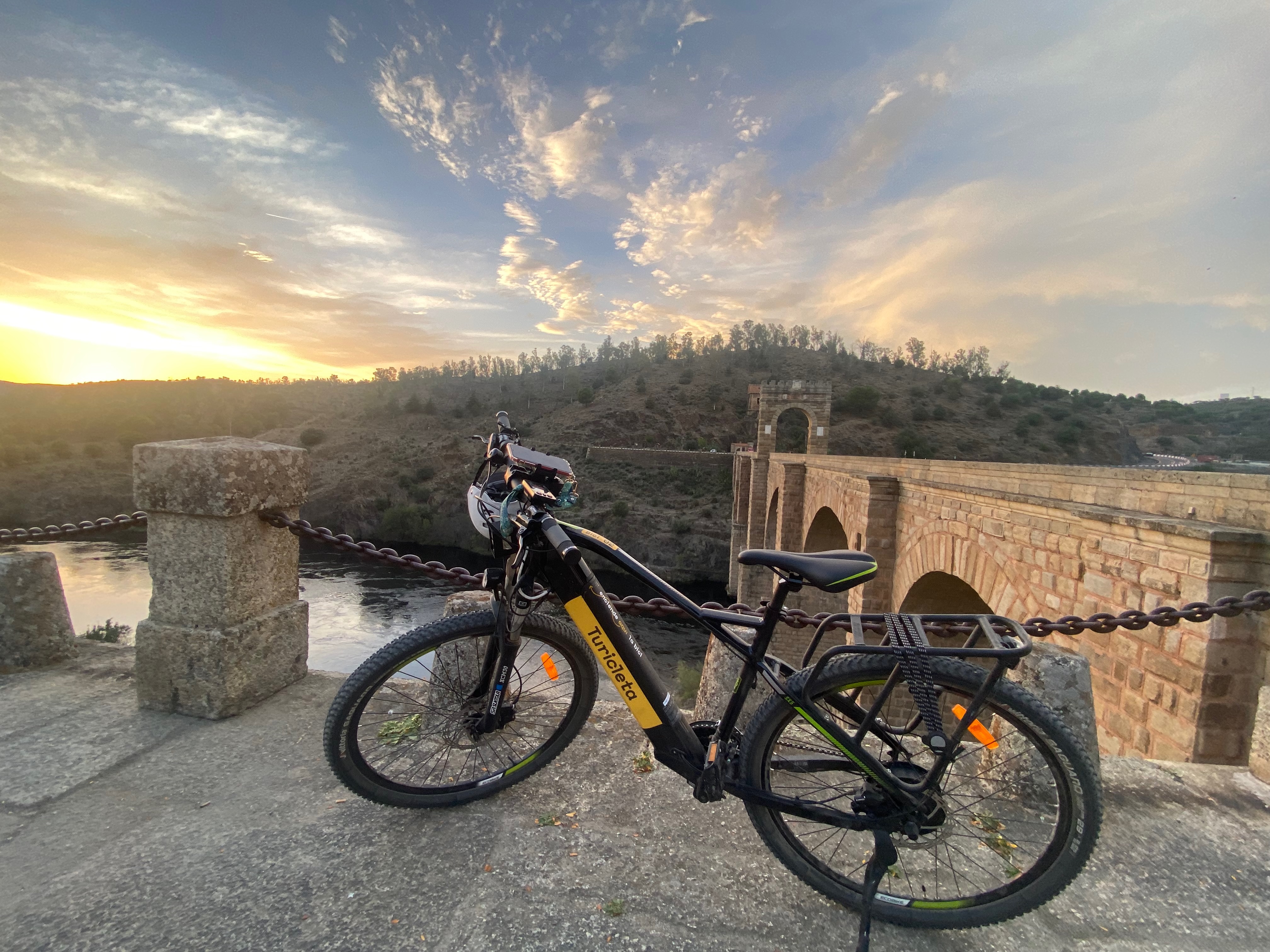 Bicicleta en puente al atardecer